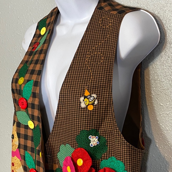 Charming Checkered Vest with Cat and Floral Design - Picture 4 of 9